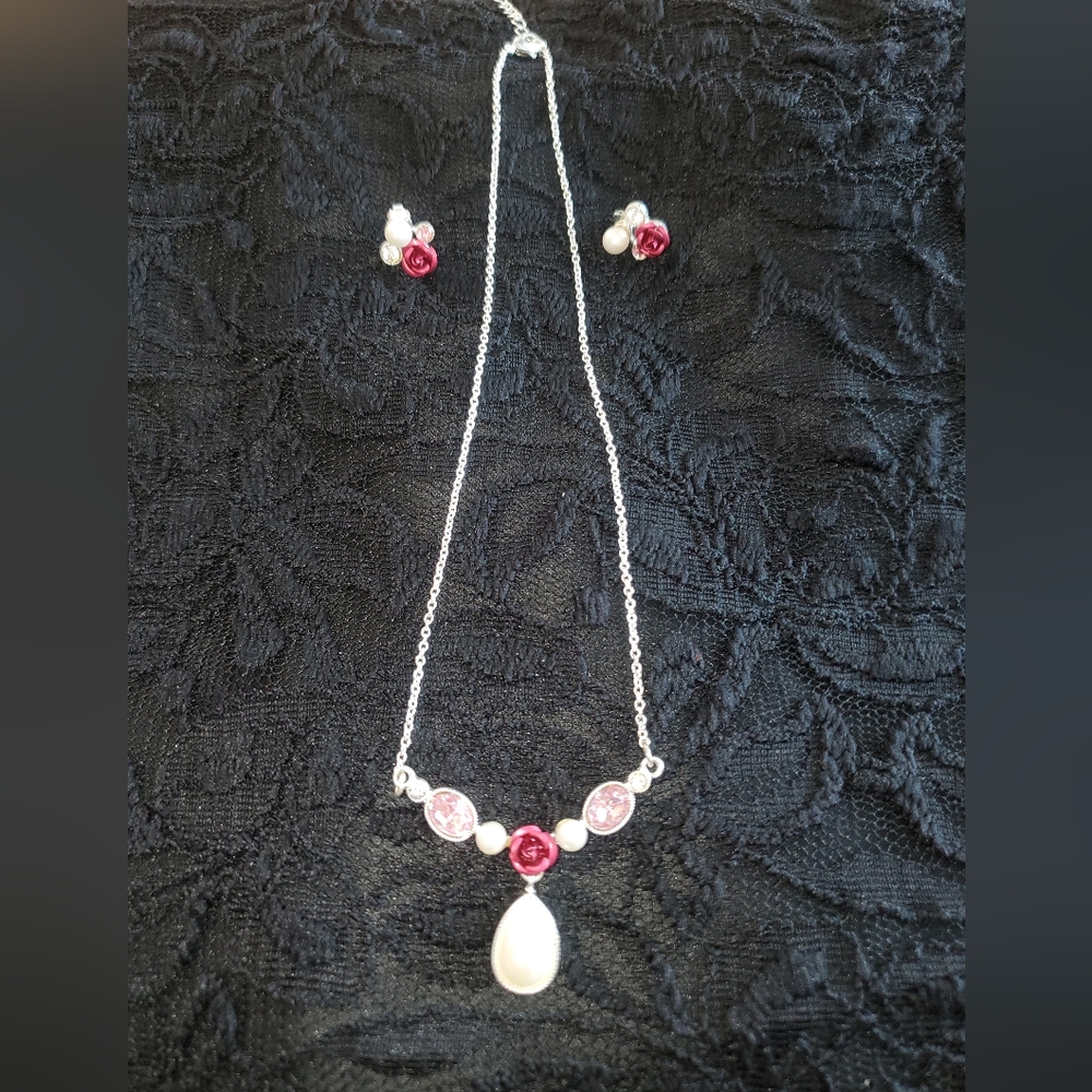 AVON Fit for a princess necklace and earrings set. - Picture 3 of 6